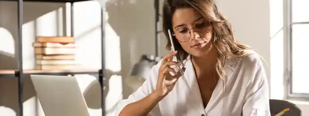 advogada-falando-no-telefone-analisando-documentos advogada-falando-no-telefone-analisando-documentos