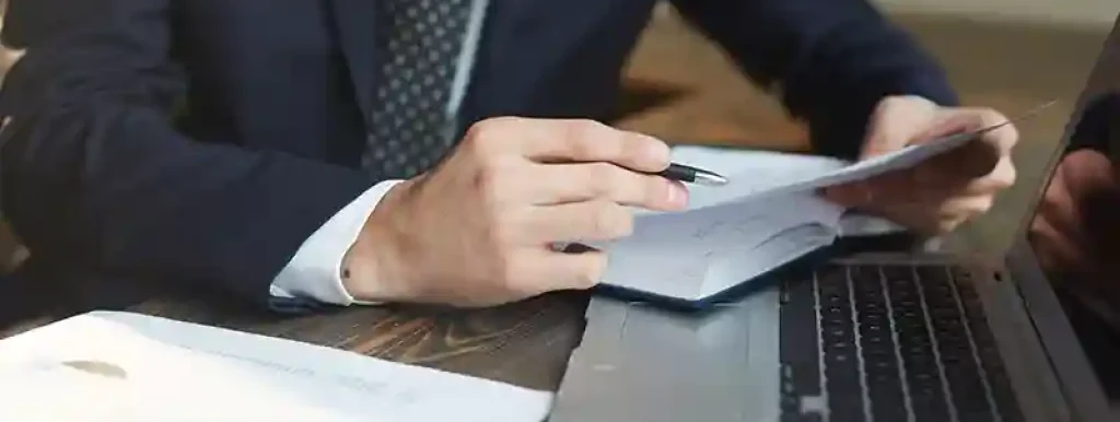 advogado-analisando-caderno-com-noteebok-e-papeis-ao-lado advogado-analisando-caderno-com-noteebok-e-papeis-ao-lado