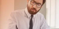 advogado-calculando-e-analisando-viabilidades advogado-calculando-e-analisando-viabilidades