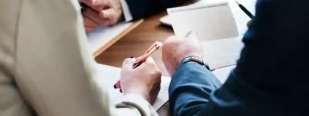 advogados-sentados-em-uma-mesa-analisando-papeis advogados-sentados-em-uma-mesa-analisando-papeis