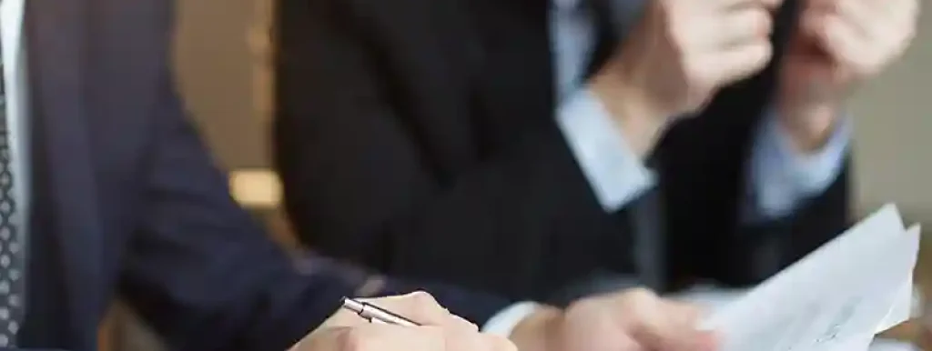 advogados-tomando-uma-decisão-juntos advogados-tomando-uma-decisão-juntos