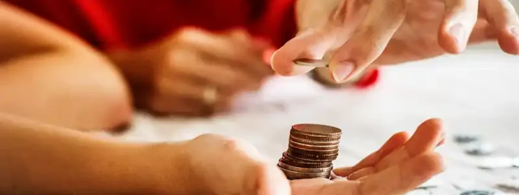 conceito-de-capital-social-para-corretores-imobiliarios-com-moedas-na-mesa-e-divisao conceito-de-capital-social-para-corretores-imobiliarios-com-moedas-na-mesa-e-divisao