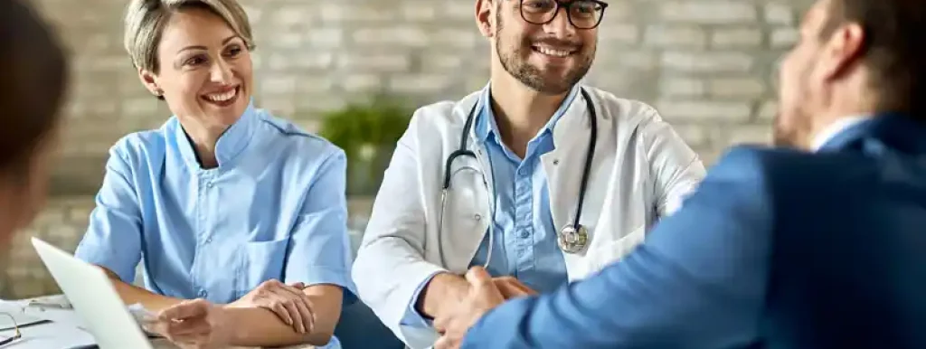contador-apertando-a-mao-de-um-medico-prometendo-parceria contador-apertando-a-mao-de-um-medico-prometendo-parceria
