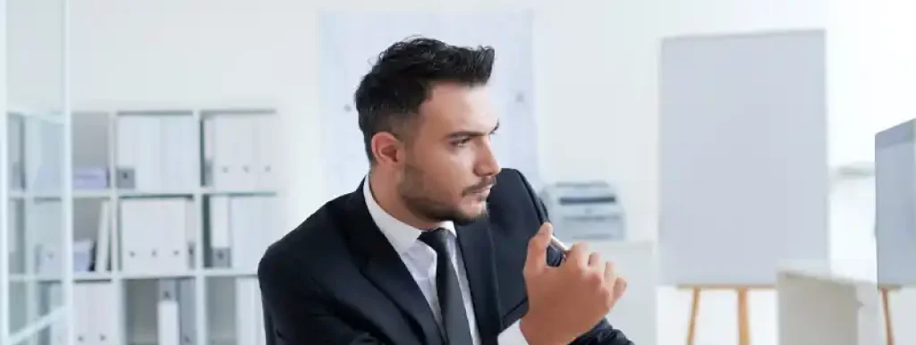 corretor-analisando-seus-dados-em-sua-mesa-de-trabalho corretor-analisando-seus-dados-em-sua-mesa-de-trabalho