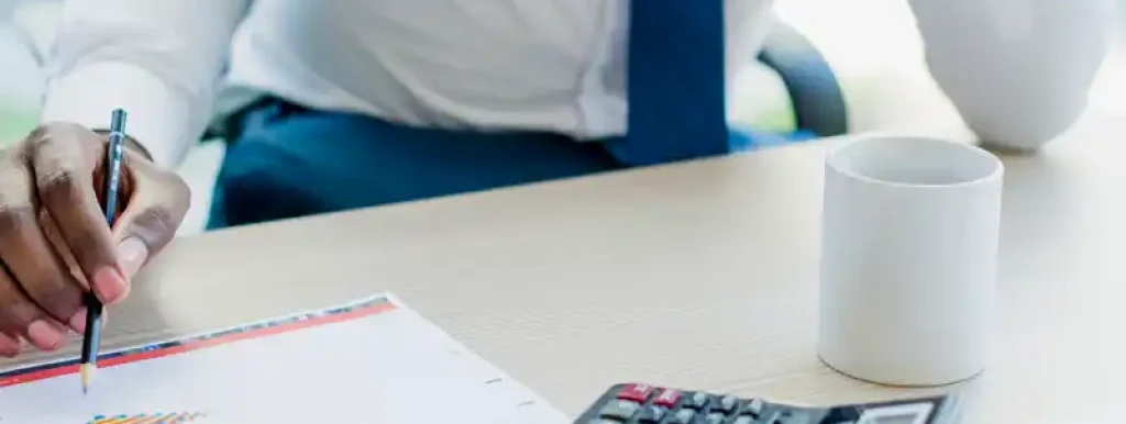 corretor-analisando-suas-financas-para-descobrir-como-pagar-menos-impostos-como-corretor-imobiliario corretor-analisando-suas-financas-para-descobrir-como-pagar-menos-impostos-como-corretor-imobiliario
