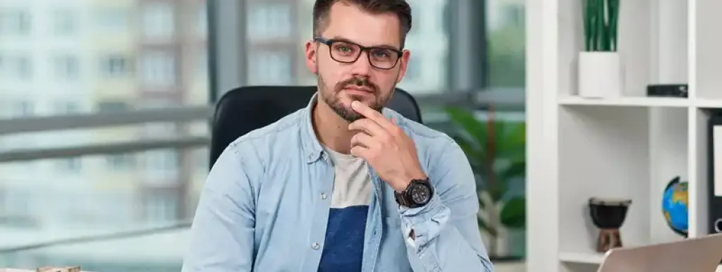 corretor-em-seu-escritorio-analisando corretor-em-seu-escritorio-analisando