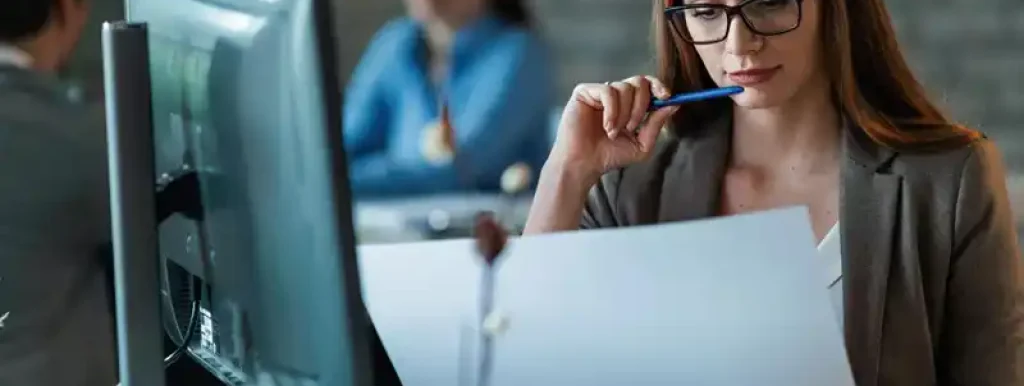 corretora-analisando-suas-financas-e-pensando corretora-analisando-suas-financas-e-pensando