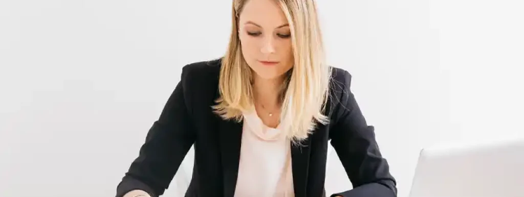 corretora-analisando-suas-financas-pensando-em-formalizar-seu-negocio corretora-analisando-suas-financas-pensando-em-formalizar-seu-negocio