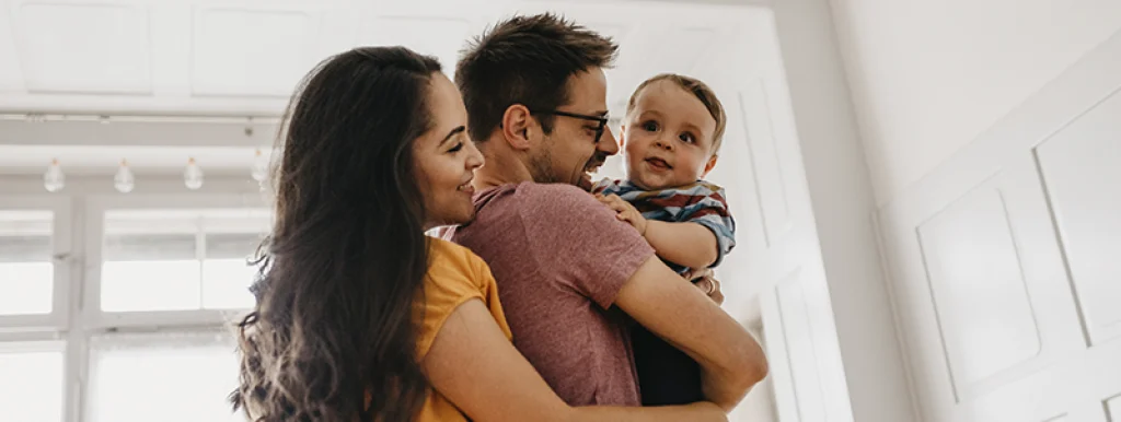 familia-sorrindo-em-sua-casa-conceito-de-dependentes familia-sorrindo-em-sua-casa-conceito-de-dependentes