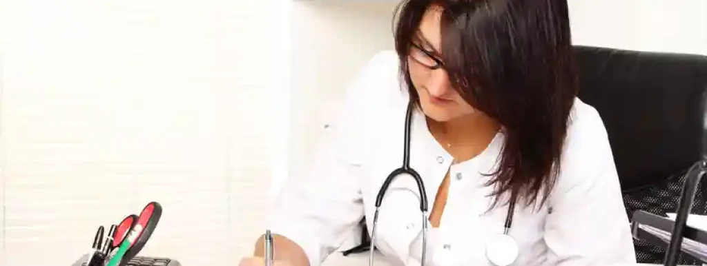 medica-analisando-suas-financas medica-analisando-suas-financas
