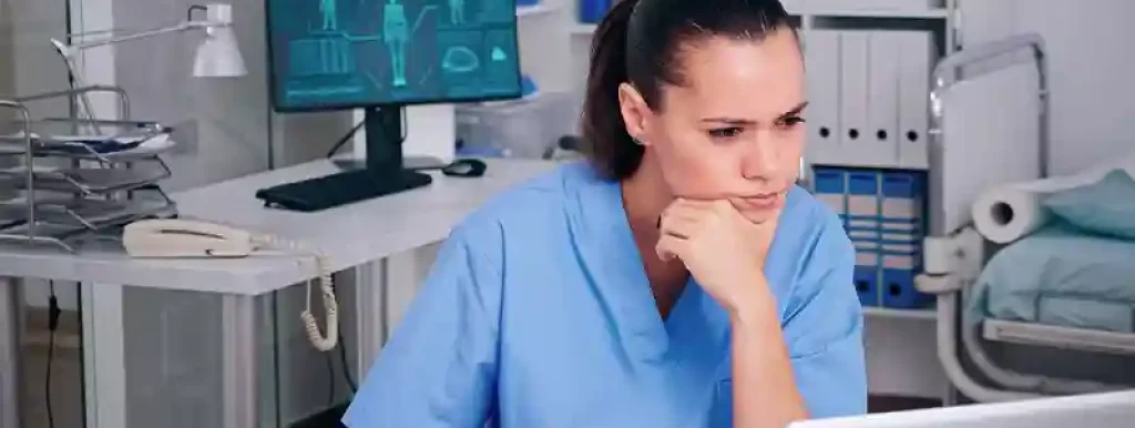 medica-olhando-para-seu-computador-analisando-o-que-esta-na-tela-e-escrevendo-em-um-caderno medica-olhando-para-seu-computador-analisando-o-que-esta-na-tela-e-escrevendo-em-um-caderno