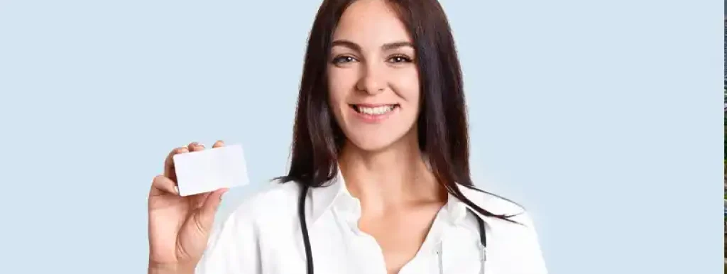 medica-segurando-cartao-de-certificado-digital-a3 medica-segurando-cartao-de-certificado-digital-a3