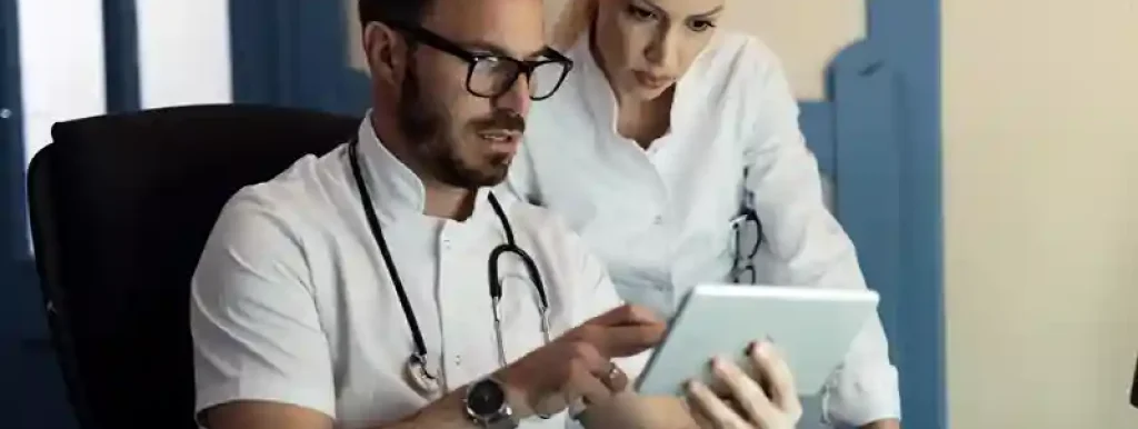 médicos-analisando-suas-finças-da-clinica-junto-com-outra-medica médicos-analisando-suas-finças-da-clinica-junto-com-outra-medica