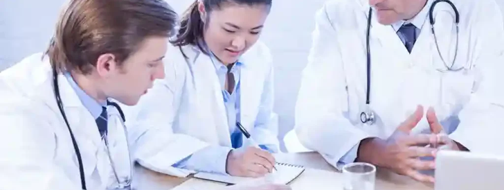 medicos-conversando-e-analisando-papeis medicos-conversando-e-analisando-papeis