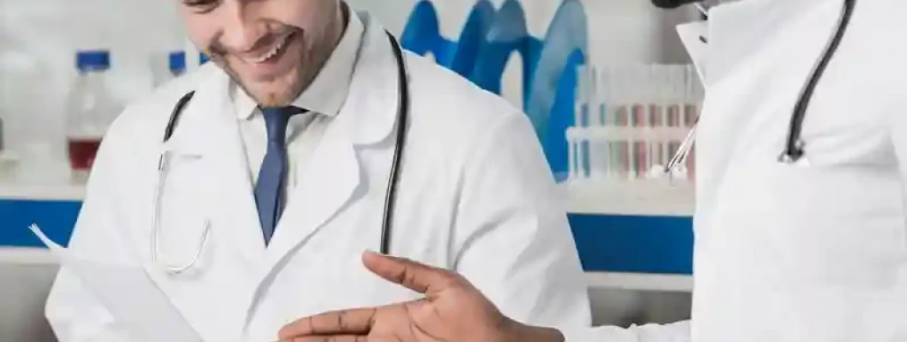 médicos-sorrindo-e-dando-risada-analisando-relatorios médicos-sorrindo-e-dando-risada-analisando-relatorios