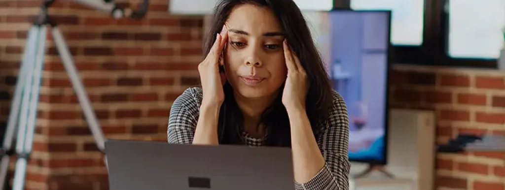 mulher-olhando-para-seu-computador-e-preocupada mulher-olhando-para-seu-computador-e-preocupada