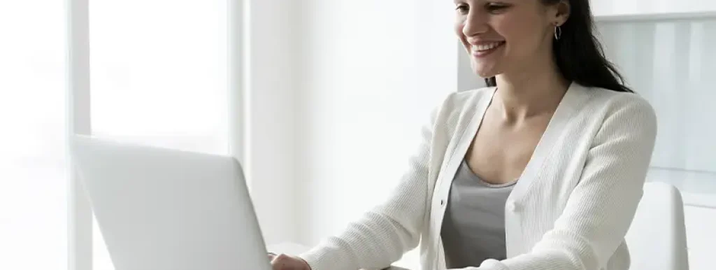 mulher-realizando-sua-declaracao-do-imposto-de-renda-2025-no-computador-sorrindo mulher-realizando-sua-declaracao-do-imposto-de-renda-2025-no-computador-sorrindo