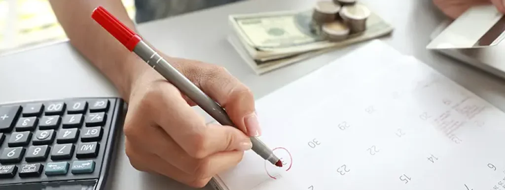pessoa-calculando-seus-impostos-e-de-olho-no-calendario pessoa-calculando-seus-impostos-e-de-olho-no-calendario